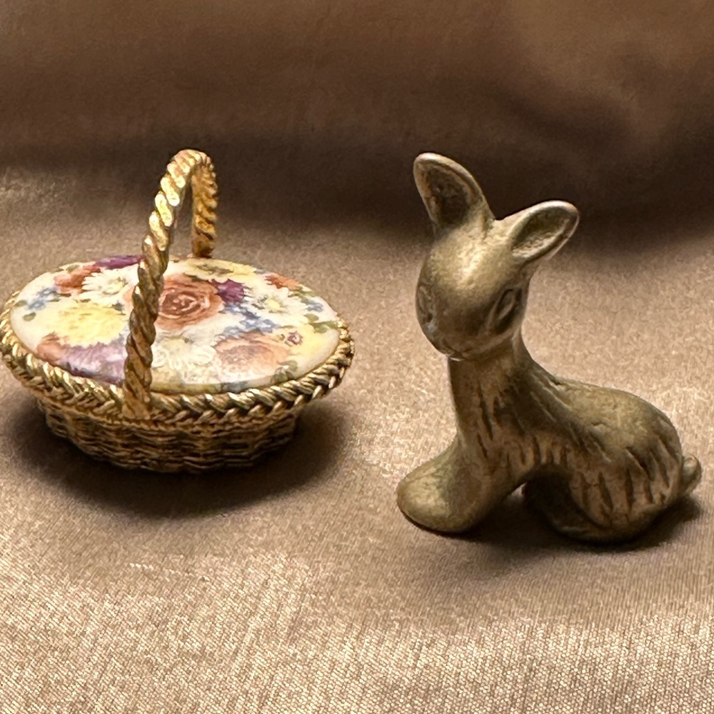 Vintage trinket box with hinged lid and brass bunny